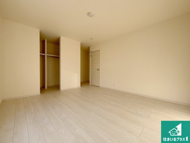 枚方市甲斐田新町　新築一戸建ての洋室|シンプルな洋室は、自分好みのインテリアが楽しめます♪ご家族とインテリアや家具を選びに行くのは新築購入時の醍醐味の一つです。ぜひお楽しみください♪