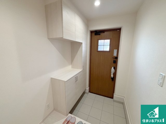 枚方市甲斐田新町　新築一戸建ての玄関|シューズボックスにはたくさんの靴が収納できるので玄関周りはいつもスッキリ！ご家族が増えても安心！