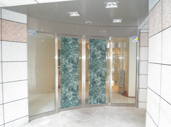 ガーラ・ステーション新宿御苑前のエントランス