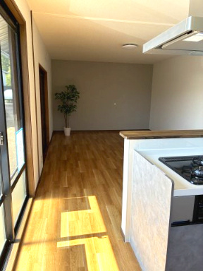 西岐波中古住宅の居間・リビング|こちらの居間で趣味の時間をお楽しみください