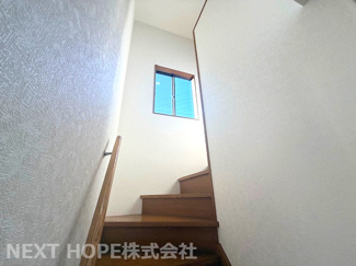【内装】 | 川西市けやき坂１丁目中古戸建 | 2階への階段です♪手すり付きでお子様も安心・安全に昇り降りができます！！