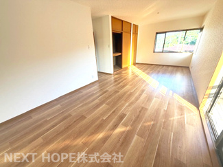 【洋室】 | 川西市けやき坂１丁目中古戸建 | 2階洋室11帖です♪バルコニーに面した明るく開放的な居室です！！ぜひ現地でご確認ください！お気軽にネクストホープ不動産までお問い合わせを！！