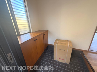 【玄関】 | 川西市けやき坂１丁目中古戸建 | 玄関にはシューズBOXが設けられております♪