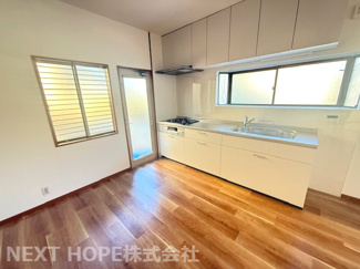 【キッチン】 | 川西市けやき坂１丁目中古戸建 | 新品のシステムキッチンです♪収納力も有り、使い勝手も良いです！！キッチン横には勝手口も有り、外へ出れます！！