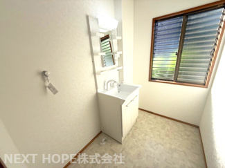 【独立洗面台】 | 川西市けやき坂１丁目中古戸建 | 新品の洗面化粧台です♪シャワー水栓で使い勝手も良いです！！洗面台横には室内洗濯機置き場もございます！！
