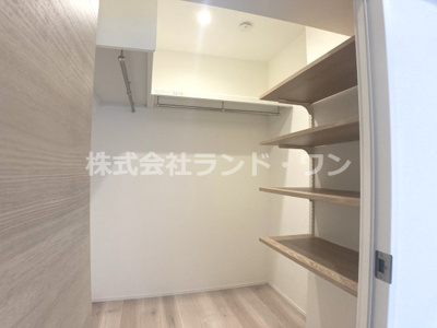 【収納】 | 向陽ハイツB棟 | 約6.4帖の洋室にあるウォークインクローゼット