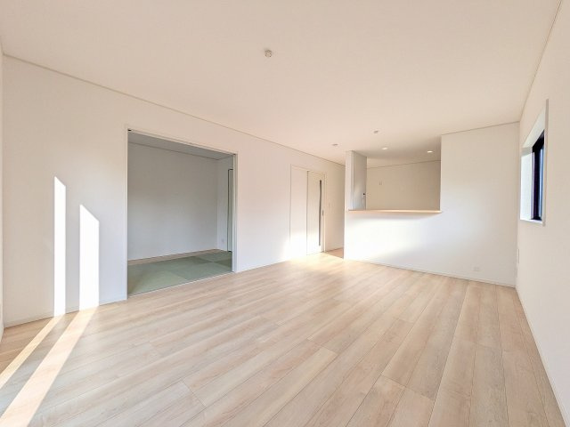 八王子市　川口町　新築一戸建て　８６期の居間・リビング|～16.0帖の明るいLDKで、家族団欒の時間をお過ごしいただけます～