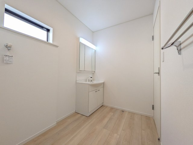 八王子市　川口町　新築一戸建て　８６期の脱衣所|～窓付きで明るい洗面所　換気もしやすいです～