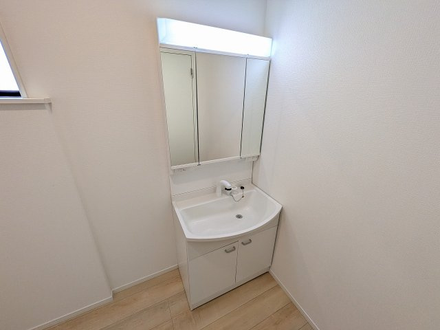 八王子市　川口町　新築一戸建て　８６期の独立洗面台|～３面鏡付きの独立洗面台　細々している物をスッキリ収納出来ます～