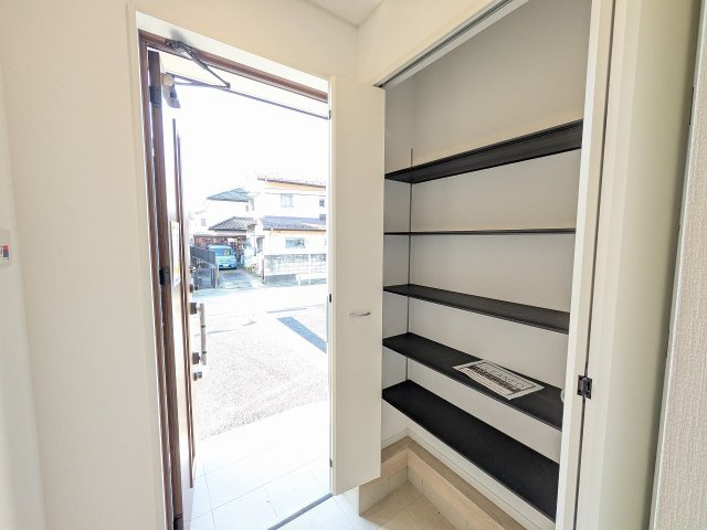 八王子市　川口町　新築一戸建て　８６期の玄関|～大容量収納可能、可動棚付きのシューズクローゼット～