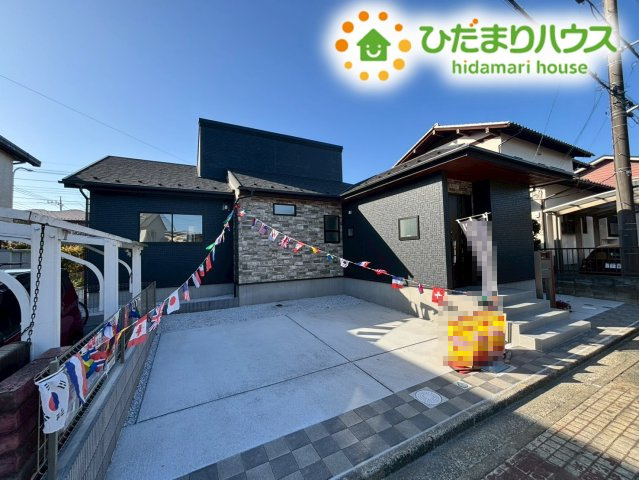 東松山市桜山台　新築一戸建て　ブルーミングガーデン　01の外観|建物前面はコンクリート敷きで、雨の日でも足元が汚れにくくお手入れも簡単です！
自転車やバイクを置くスペースも確保♪