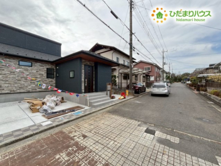 東松山市桜山台　新築一戸建て　ブルーミングガーデン　01の前面道路含む現地写真|物件の前面道路は幅員が確保されており、対向車とのすれ違いもスムーズに行えます！歩行者の通行も考慮されているため、小さなお子様がいるご家族も、日々の通学や散歩を安心して見守れますね。