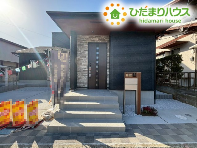 東松山市桜山台　新築一戸建て　ブルーミングガーデン　01のその他共用部分|玄関アプローチは階段だけでなく、植栽や照明の配置にもこだわりが感じられます！夜間に帰宅した際も足元を明るく照らしてくれるため、お仕事帰りのパパやママも、ホッと一息つきながら家の中へ入れますね♪