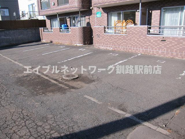 クレステージ若竹の駐車場