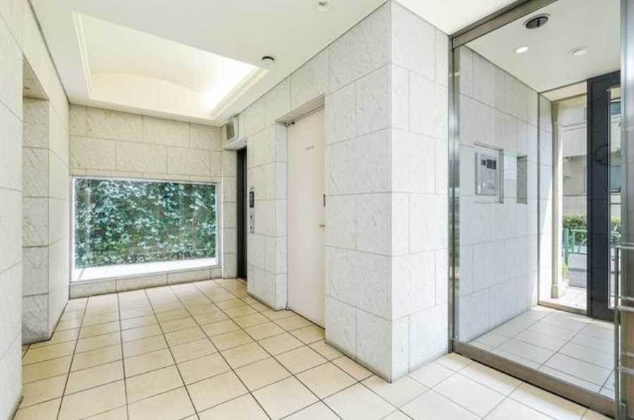 トワ・テ・メゾン　楽器相談　ペット相談　最上階角部屋のロビー