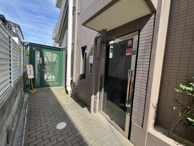 フローラルハイツ服部のエントランス