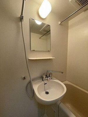 【洗面所】 | メゾン板橋本町 | 洗面台(2点ユニットバス)　※前回募集時2023.8撮影