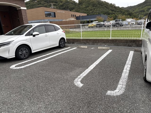 フィオーレ西庄Ａの駐車場