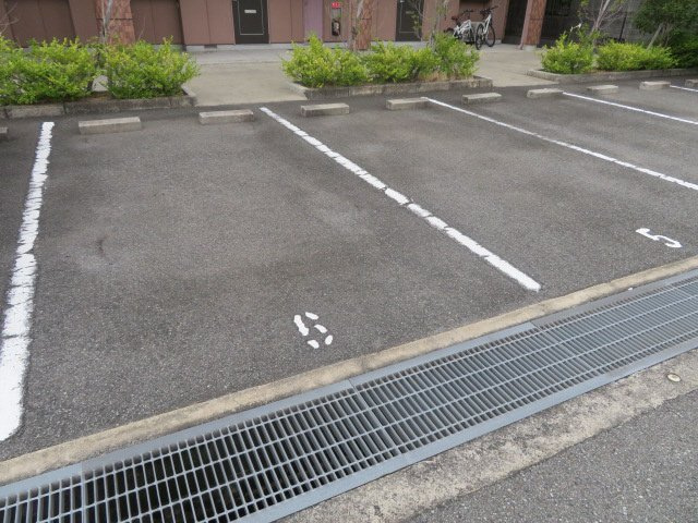 エーデルハイムの駐車場