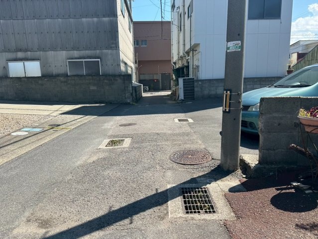 泉池町　売土地の前面道路含む現地写真