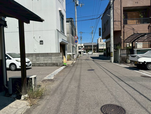 泉池町　売土地の前面道路含む現地写真