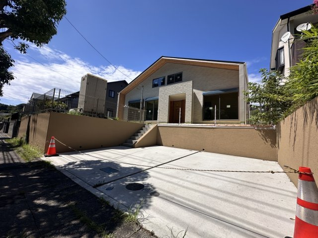 鎌倉市梶原 平屋を基調とした戸建ての前面道路含む現地写真