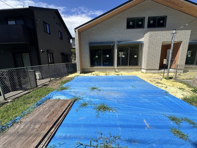 【成約】鎌倉市梶原 平屋を基調とした戸建ての前面道路含む現地写真