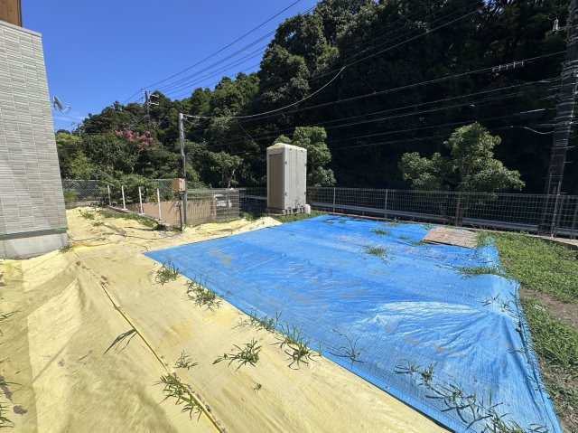 【成約】鎌倉市梶原 平屋を基調とした戸建ての前面道路含む現地写真