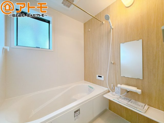【浴室】 | 清水区三保　新築戸建　2号棟 | 浴室は落ち着いた色のパネルでゆったりと過ごせる空間です。お風呂で一日の疲れを癒しましょう♪