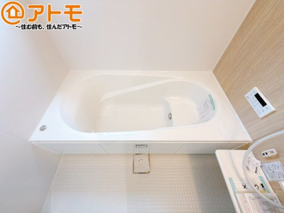 【浴室】 | 清水区三保　新築戸建　2号棟 | お子様やお年寄りが使いやすいだけでなく、半身浴にも便利なベンチタイプの湯舟です。お湯の節約にも！