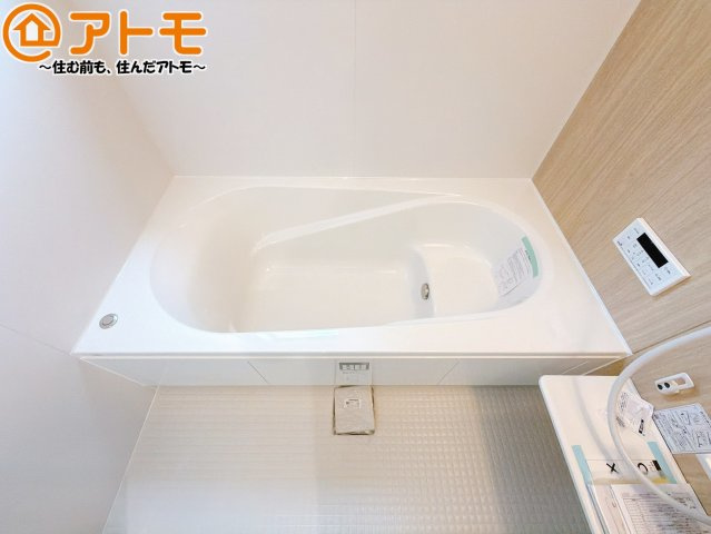 【浴室】 | 清水区三保　新築戸建　2号棟 | お子様やお年寄りが使いやすいだけでなく、半身浴にも便利なベンチタイプの湯舟です。お湯の節約にも！