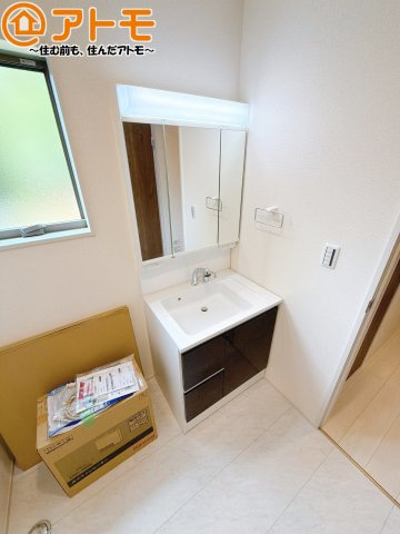 【独立洗面台】 | 清水区三保　新築戸建　2号棟 | 三面鏡の中は収納になっているため、スッキリとした洗面台を保つことができます♪