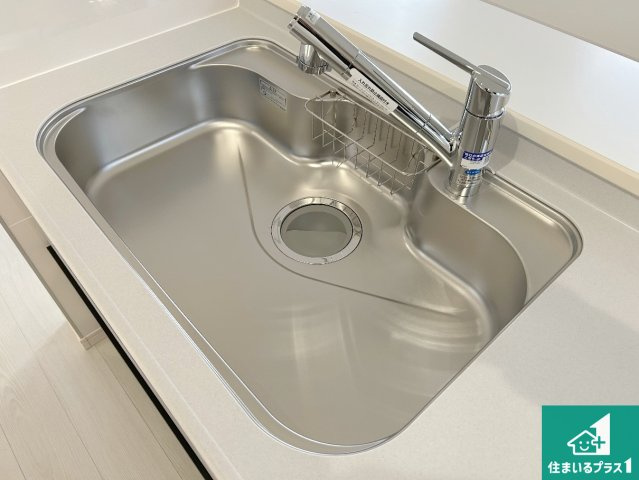 岸和田市池尻町　第3期　新築一戸建ての独立洗面台|清潔感のある洗面台です。フラットな鏡は掃除がしやすく毎日清潔！ホースは引き出して使えるので洗顔やお掃除の際に便利です！