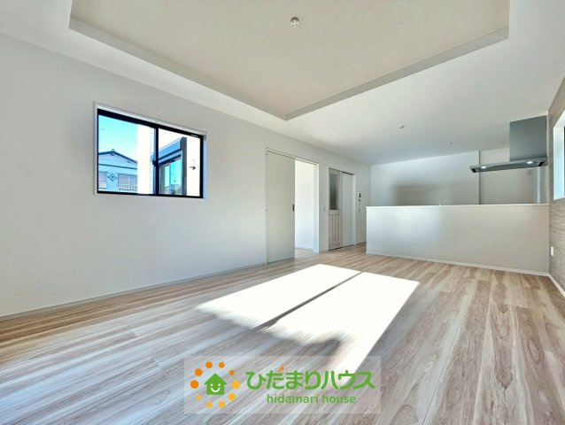 久喜市本町11期　新築一戸建て　リガーレの居間・リビング|16.9帖の大型LDKです！