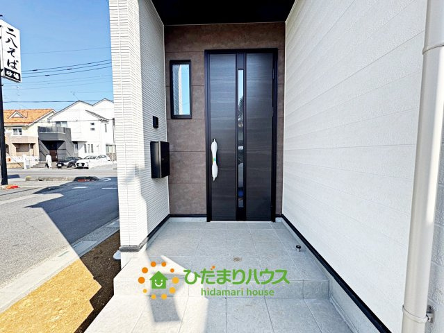 久喜市本町11期　新築一戸建て　リガーレの玄関|ポーチが雨宿りにもなります！