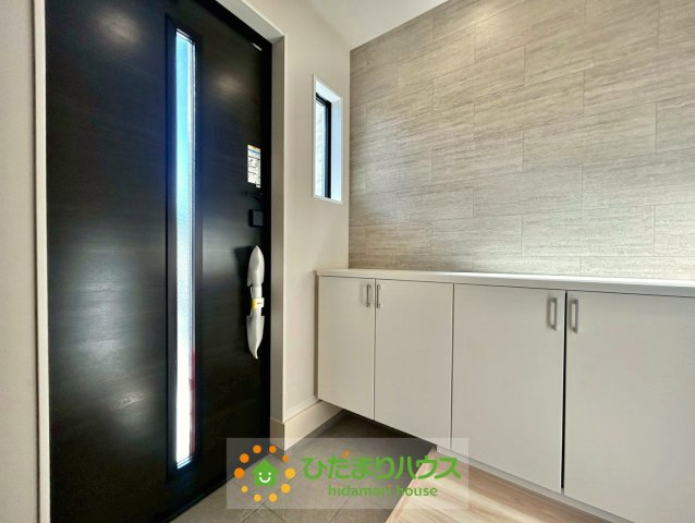 久喜市本町11期　新築一戸建て　リガーレの玄関|光が差し込み明るい玄関！！