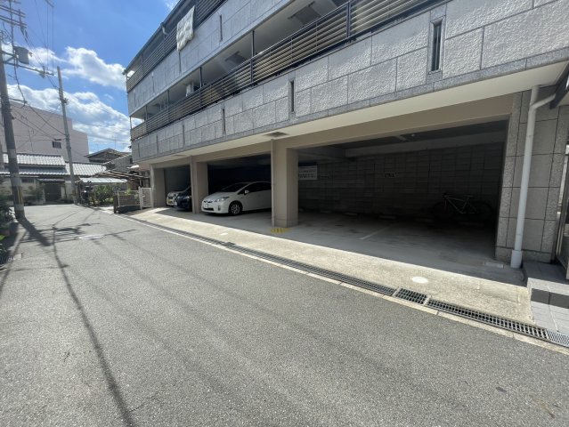 INOVE菱屋西の駐車場
