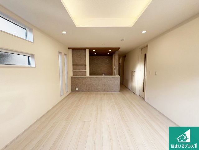 現地説明会開催　木津川市木津南後背　新築一戸建ての居間・リビング|日当たり良好の明るいリビングで朝の目覚めもスッキリできそう！対面キッチンでご家族のコミュニケーションも自然と増える設計！小さなお子様が遊ぶスペースを作っても広々とくつろげるLDK！