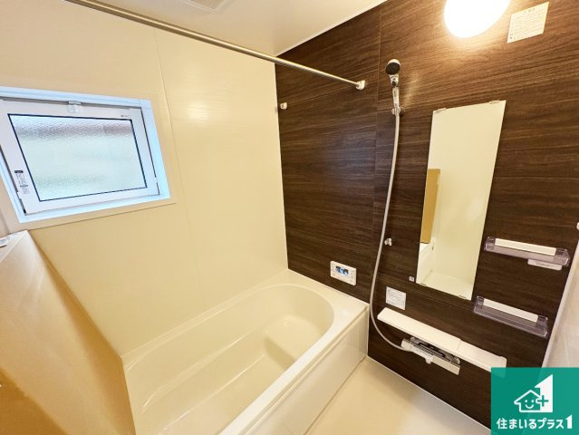 現地説明会開催　木津川市木津南後背　新築一戸建ての浴室|足をゆったり伸ばして寛げる浴槽です。窓が設けられていますので差し込む光が明るく穏やかな雰囲気にしてくれます♪浴室乾燥機も設置しているので、雨の日の洗濯物も安心です♪