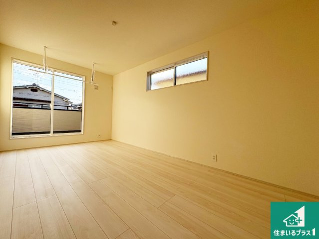 現地説明会開催　木津川市木津南後背　新築一戸建ての洋室|シンプルな洋室は、自分好みのインテリアが楽しめます♪ご家族とインテリアや家具を選びに行くのは新築購入時の醍醐味の一つです。ぜひお楽しみください♪