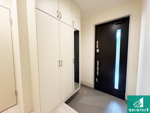 現地説明会開催　木津川市木津南後背　新築一戸建ての玄関|シューズボックスにはたくさんの靴が収納できるので玄関周りはいつもスッキリ！ご家族が増えても安心！