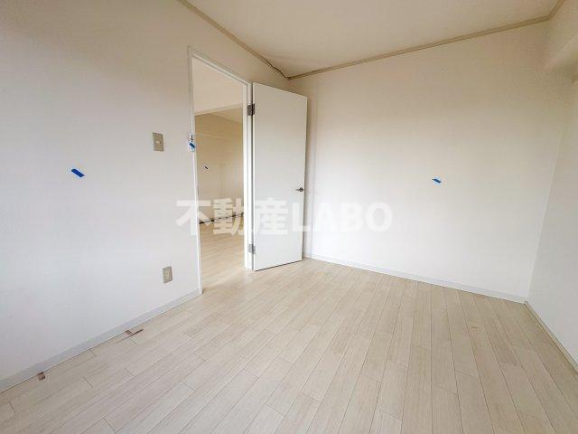 松栄大正ハイツの洋室