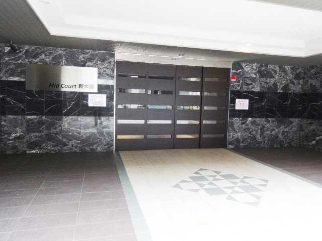 Mid Court 新大阪のエントランス
