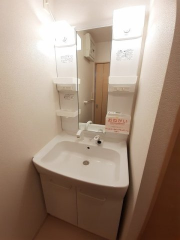 ラメゾン　ドゥ　カンパーニュＢの洗面所|ゆったりとスペースのある洗面所