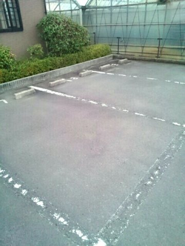 ひまわり　Ｂの駐車場|駐車場に車を止められます