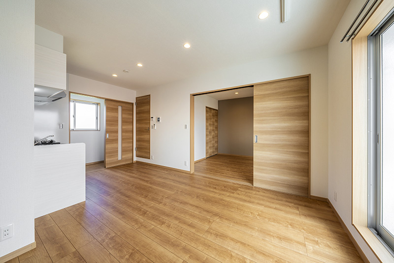 inCELL ADMIT 館山の居間・リビング|キッチン・LDK