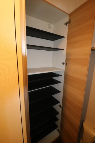 inCELL ADMIT 館山の玄関|シューズボックス