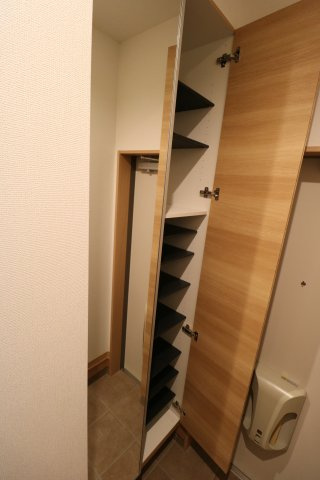 inCELL ADMIT 館山の玄関|シューズボックス