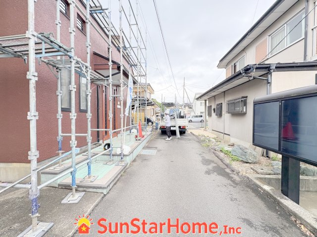 【サンスターホーム】日の出町大久野　中古戸建の前面道路含む現地写真