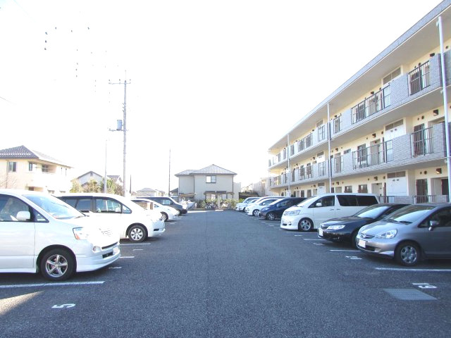 ハイツサンパークの駐車場|駐車場は各世帯1台付き、2台目：4000円（空要確認）